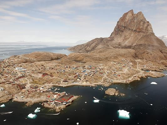 Between Sea and Glacier: Greenland in a Changing World by Richard, Wilfred