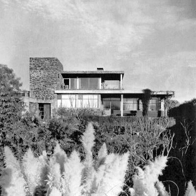 A Home of One's Own: Émigré Architects and Their Houses. 1920-1960 by Dogramaci, Burcu
