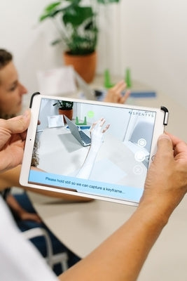Digital Transformation In Industry 4.0 Age: Leveraging on the current transition into digital age to move yourself and your organization toward digita by Idris, Yusuf